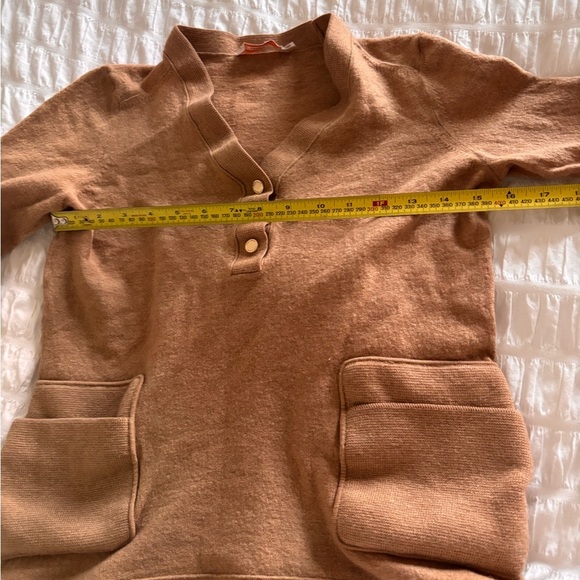 Tory Burch Tan V-Neck Sweater 100% Merino Wool - Picture 5 of 9